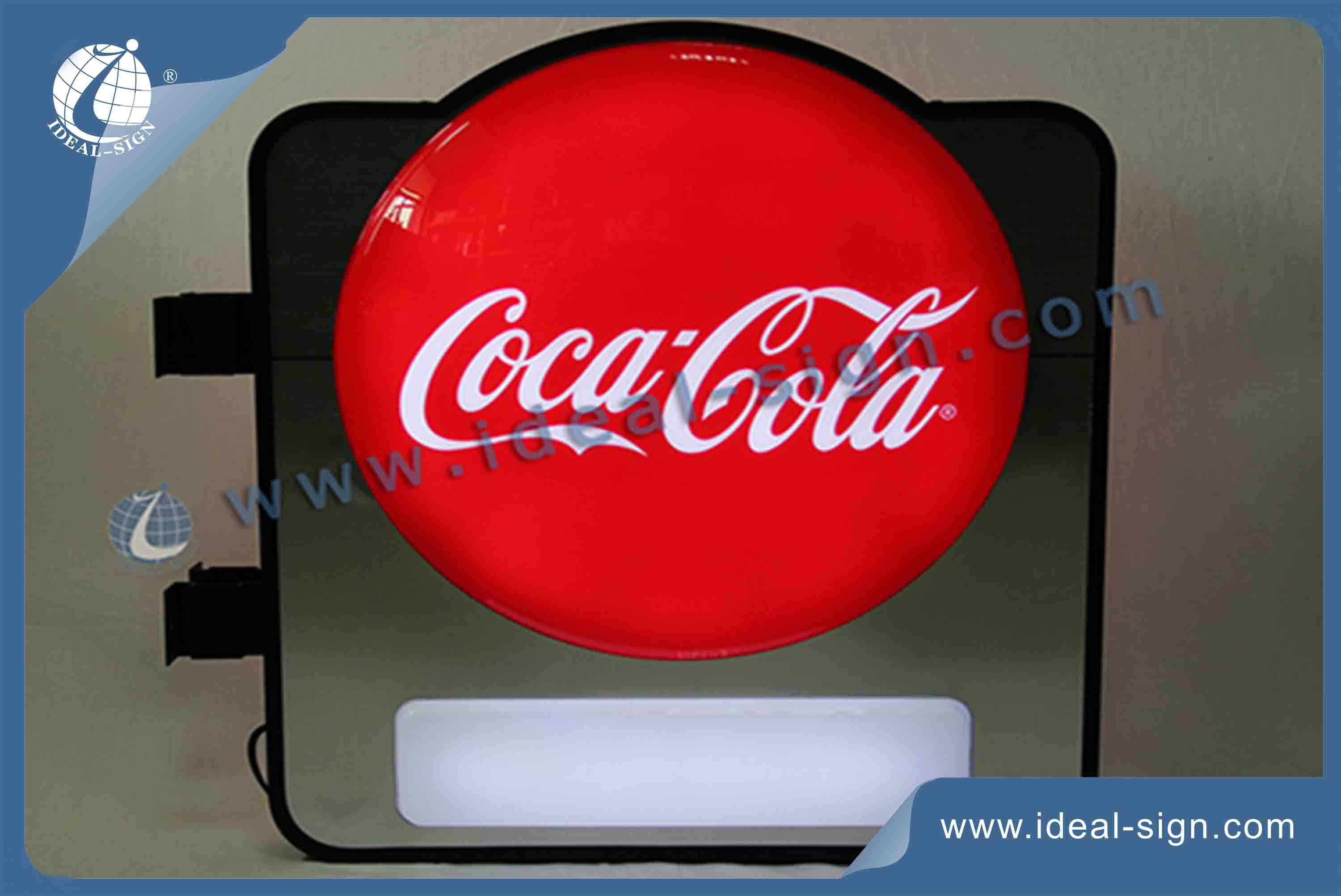 Coca-Cola vacío formado firmarán la casilla Muestra