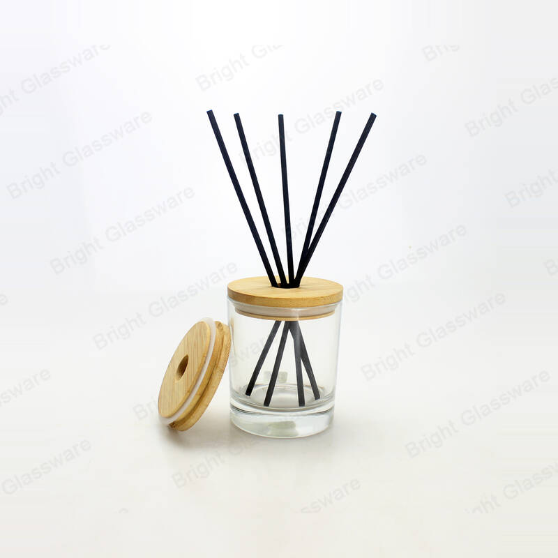 芦苇扩散器玻璃瓶，带孔和黑色棍子的木盖