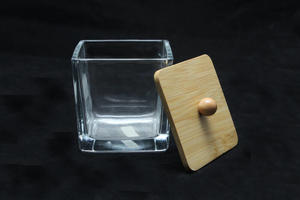 带盖的空透明方形玻璃蜡烛罐，用于家用大豆蜡
