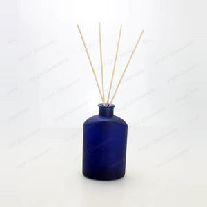 独特的钴蓝色芦苇扩散器瓶玻璃与藤条