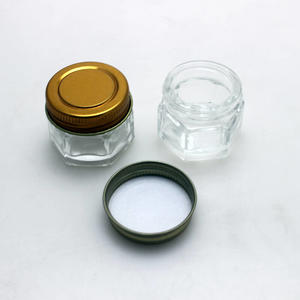 透明六角罐，带金属盖玻璃罐，用于奶油化妆品