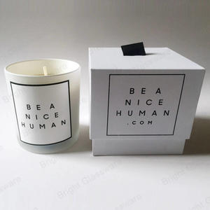 带的硬纸板白色蜡烛盒，用于香味大豆蜡烛罐包装