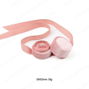 小珠宝礼品盒腮红粉红色天鹅绒戒指盒与丝带