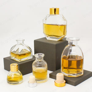 批发各种形状的定制透明独特的玻璃瓶，用于家庭香气