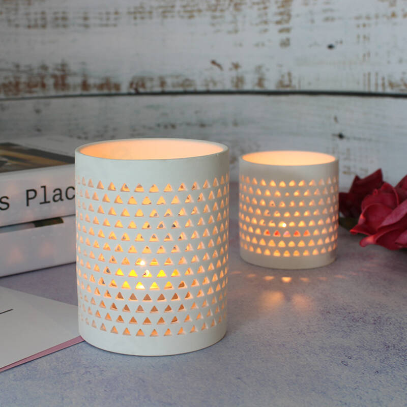 Blanc percé motif de fleur cylindre forme de thé lumière de bougie support en céramique pour la décoration de la maison