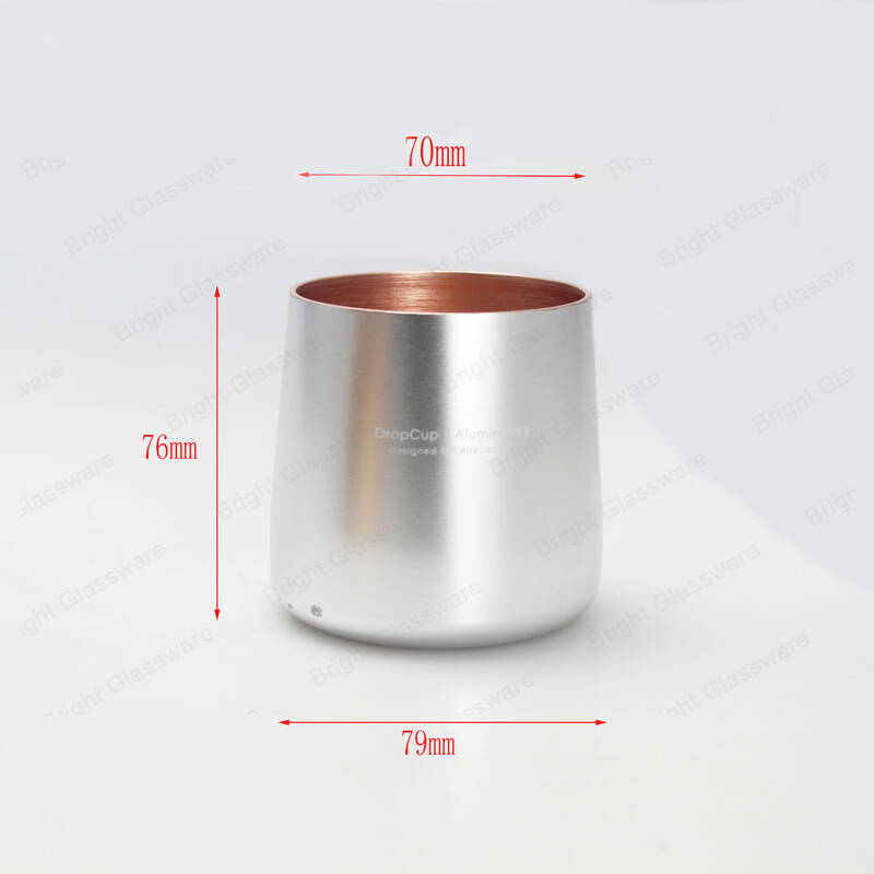 Pot de bougie en aluminium argenté avec gobelet de bougie en or rose à l’intérieur du gobelet en métal