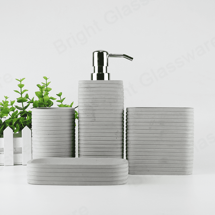Chine fabricant gris ciment naturel lotion pompe bouteille béton accessoires de salle de bain ensemble 4 pièces