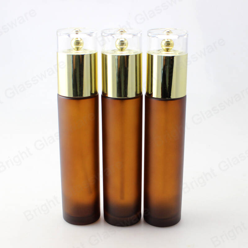 Botellas de loción de vidrio ámbar de lujo de 100 ml Botella de bomba cosmética de suero con tapa dorada