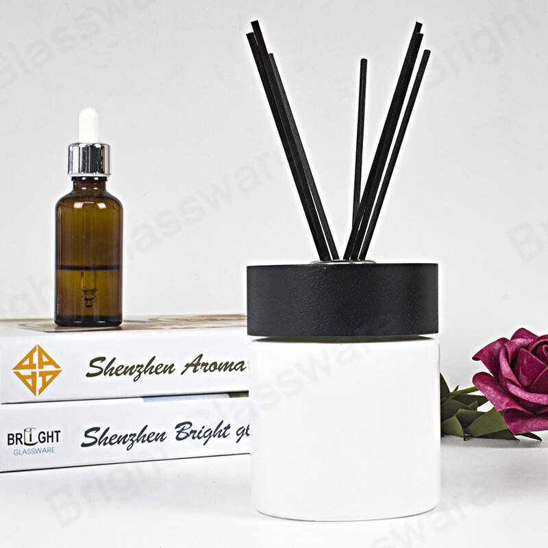 Aroma de la habitación Aceite esencial Botella difusora de láminas blancas de vidrio con tapón de rosca negro y barra de fibra