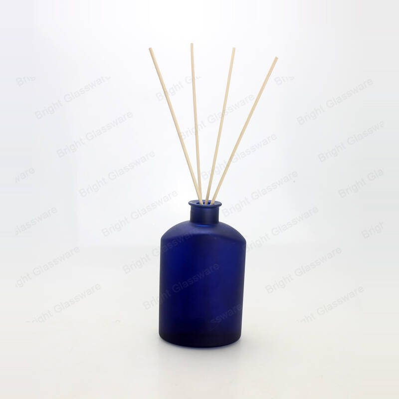 Verre de bouteille unique de diffuseur de roseaux bleu cobalt avec bâtonnets de rotin