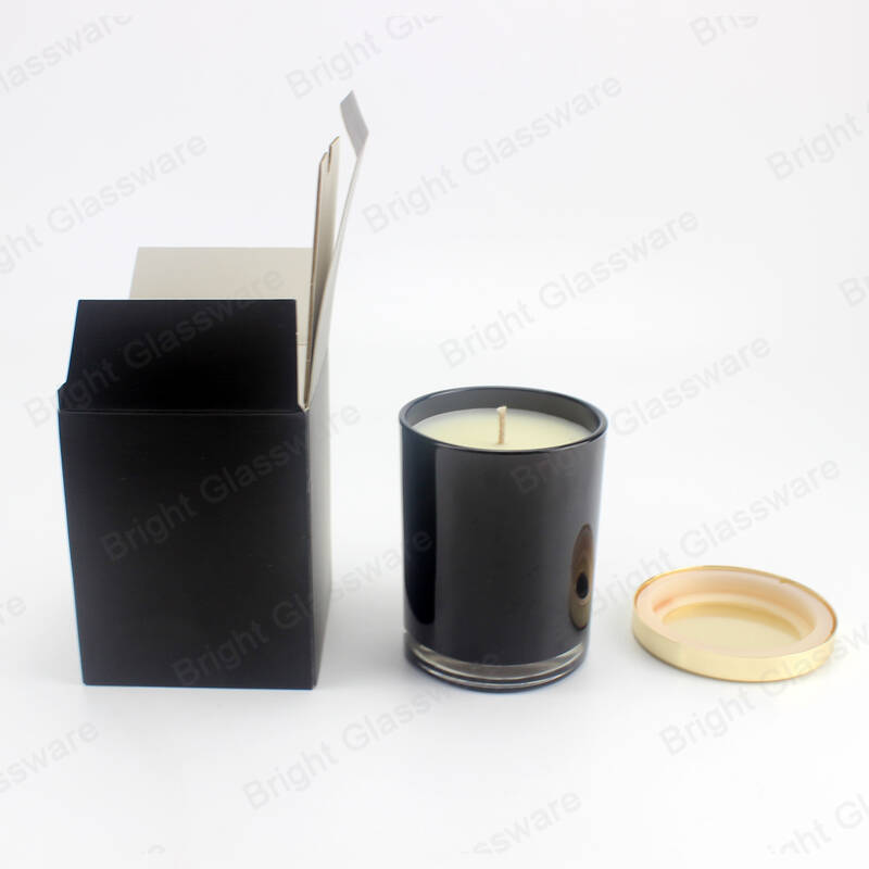 販売のための箱および金属のふたが付いているリサイクルされた黒い蝋燭の瓶