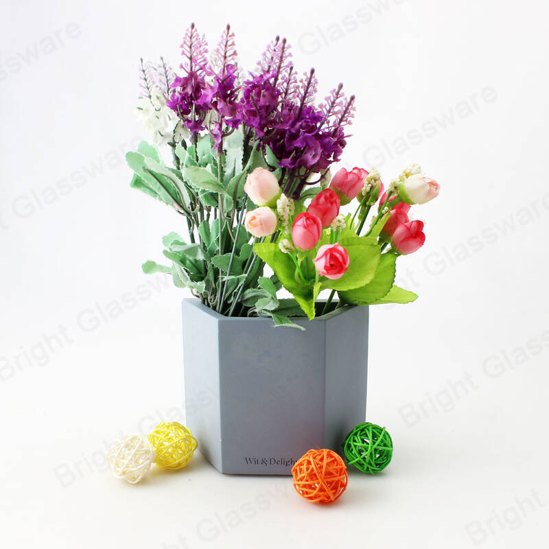 Pots de fleurs en béton trapézoïdal au design moderne à vendre