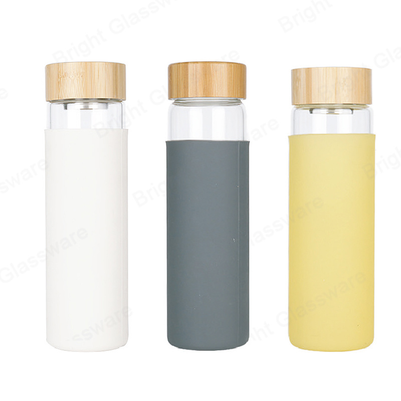 24 oz 700ml bouteille en verre borosilicate avec dessus en bambou et silicone protecteur