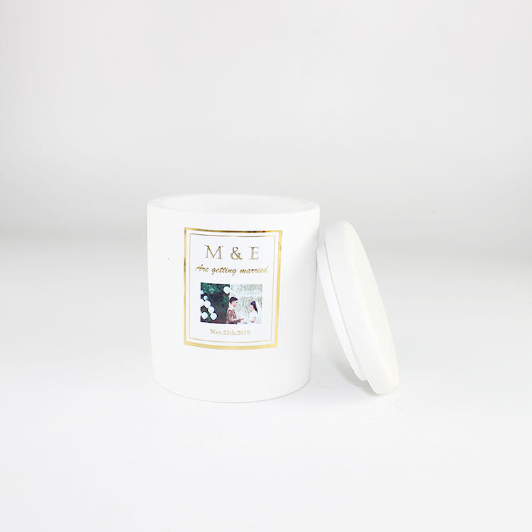 Material natural candelabro de hormigón de color blanco con tapa