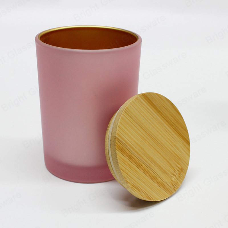 Elegante frasco de vela de vidrio galvanizado rosa esmerilado con tapa de bambú de madera
