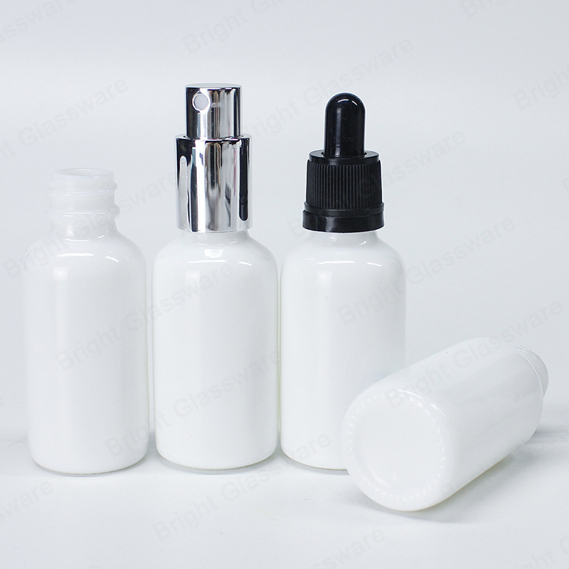 Vente en gros personnalisé brillant petite taille bouteille de lotion en verre blanc de luxe avec pompe