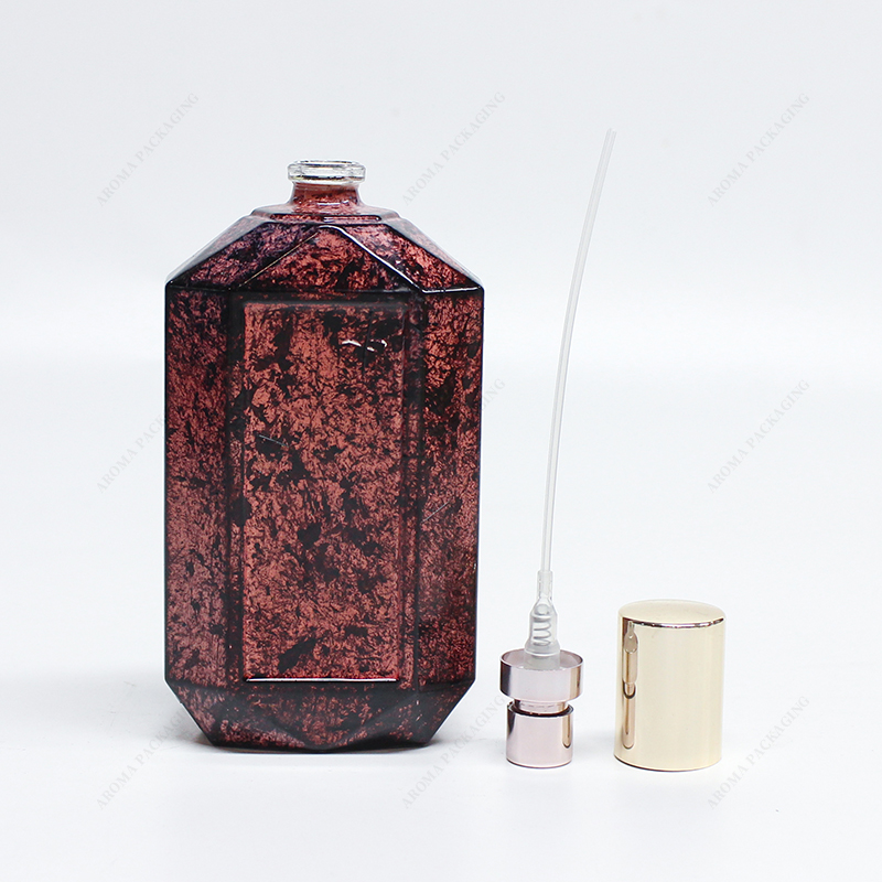 عينة مجانية 2023 زجاجة عطر زجاجية حمراء ملونة جديدة مع غطاء ومضخة