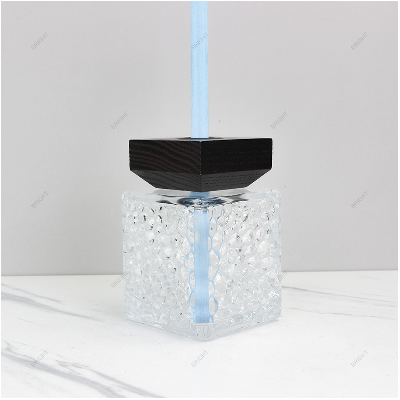 Free Sample Luxury Embossed Glass Diffuser Bottle With Fiber Sticks And Lid