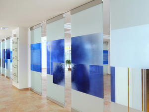 Frameless glass movable partition