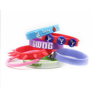 Fournir différents types de bracelets / bracelets en silicone personnalisés pour les événements