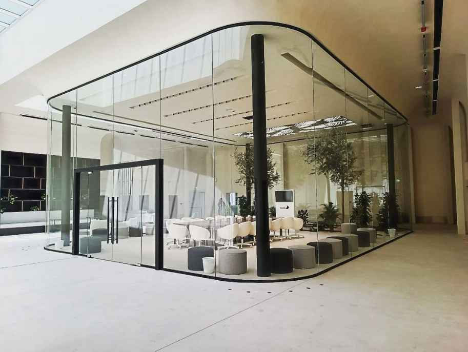 BTG project: Ultra Clear laminated curved tempered glass with a height of 5.1 meters for the Dubai Municipality Office