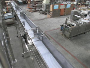 The plastic conveyor belt has firm binding and large bearing capacity.