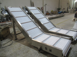 The stainless conveyor belt has high smoothness.