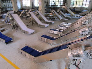 Conveyor belt equipment can be continuously and efficiently transported.