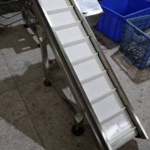 The stainless steel conveyor belt can be used to transport the finished items.