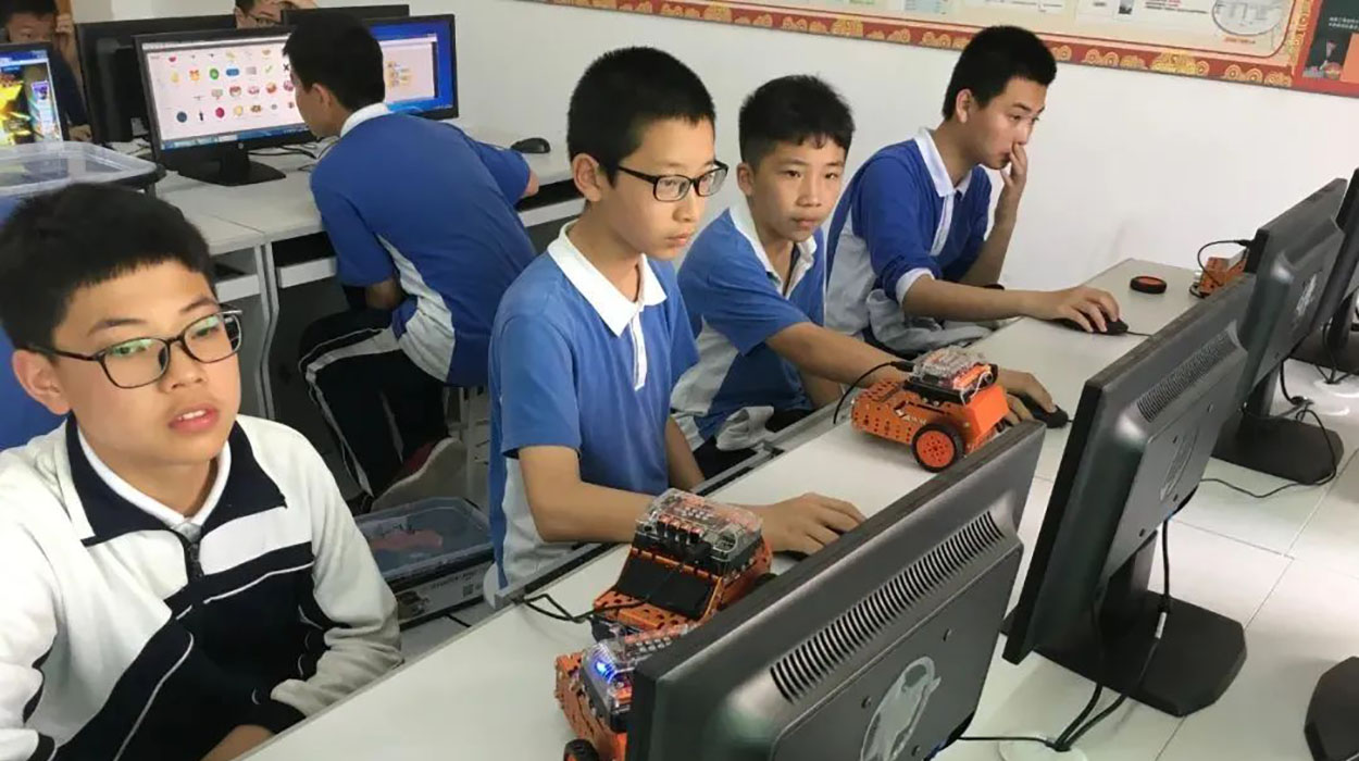 Why do kids who learn robot programming get better grades? 